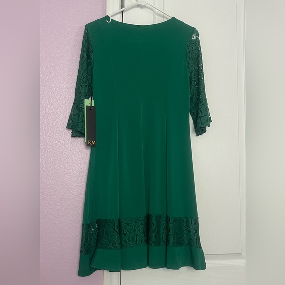 Understated simple Quiet Luxury green, lightweight non-wrinkle dress Size MP - Picture 2 of 6